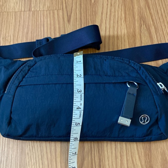 ❤️ Lululemon On The Beat Belt Bag *4.5L Dark Blue - Picture 4 of 9